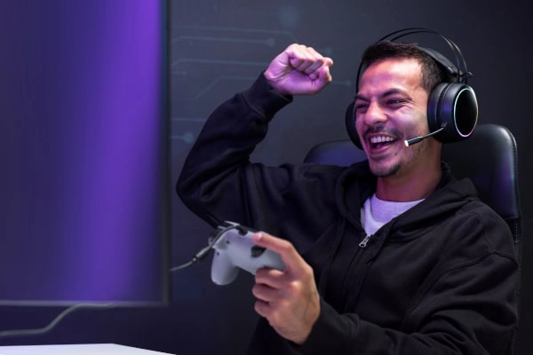 Esports influencer in front of a computer cheering