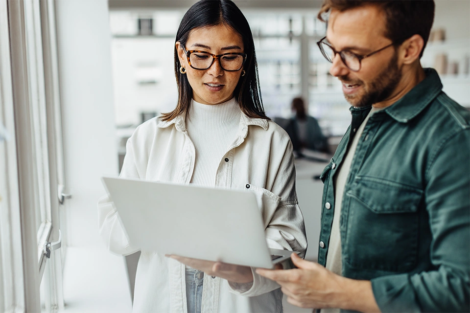 Two people talking about B2B influencer marketing over a laptop